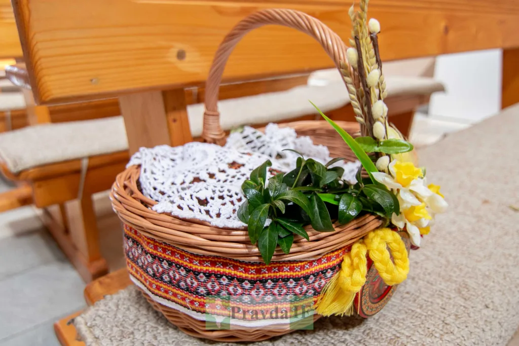 Великодній кошик з вишивкою та зеленню