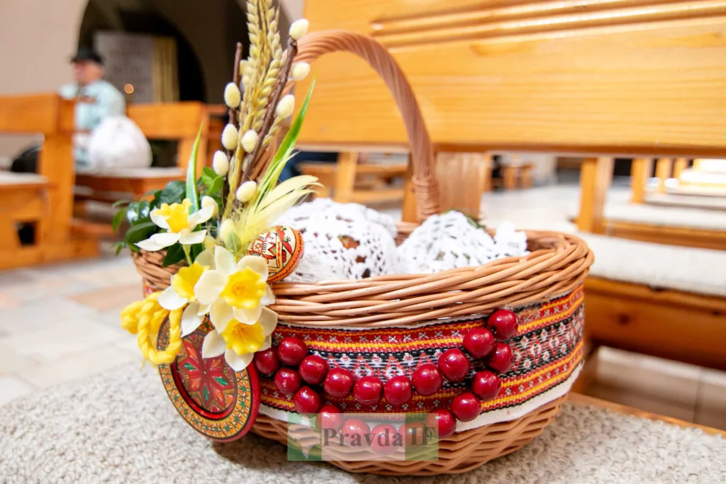 Великодній кошик з писанками та квітами