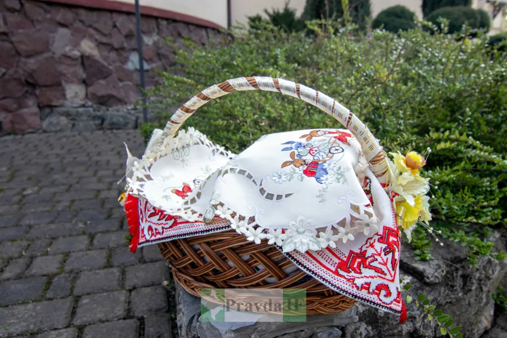 Великодній кошик з вишитим рушником та серветкою
