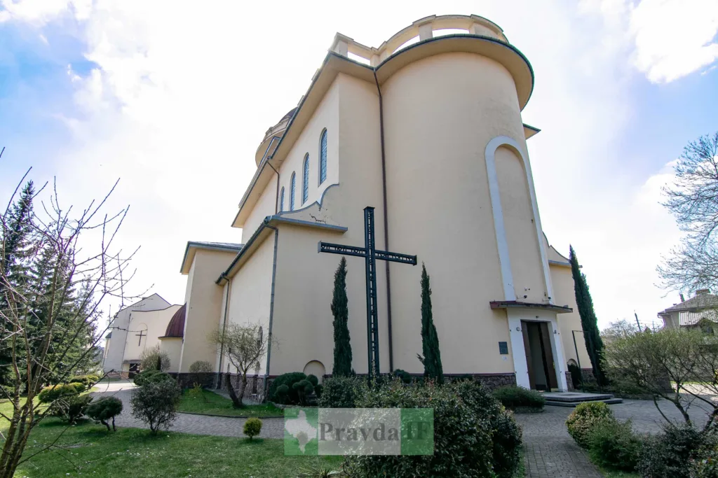 Сучасна церква з великим хрестом зовні