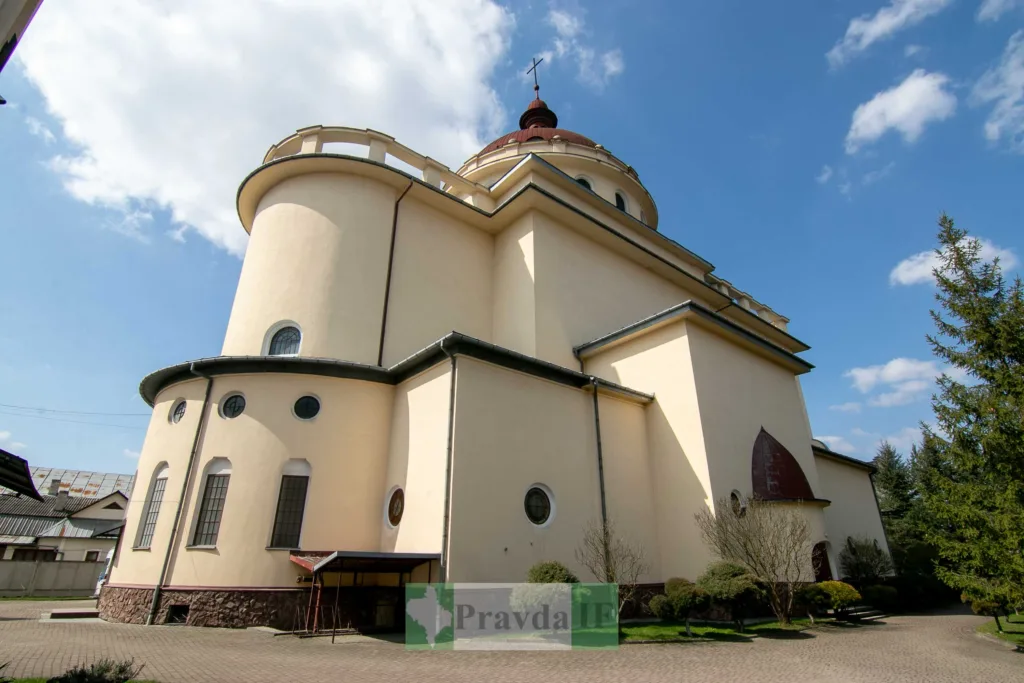 Велика жовта церква з куполом і хрестом