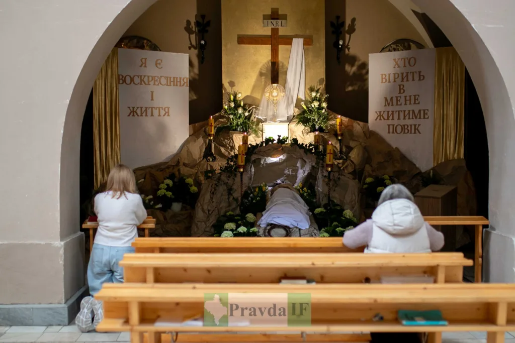 Молитва у церкві перед вівтарем на Великдень