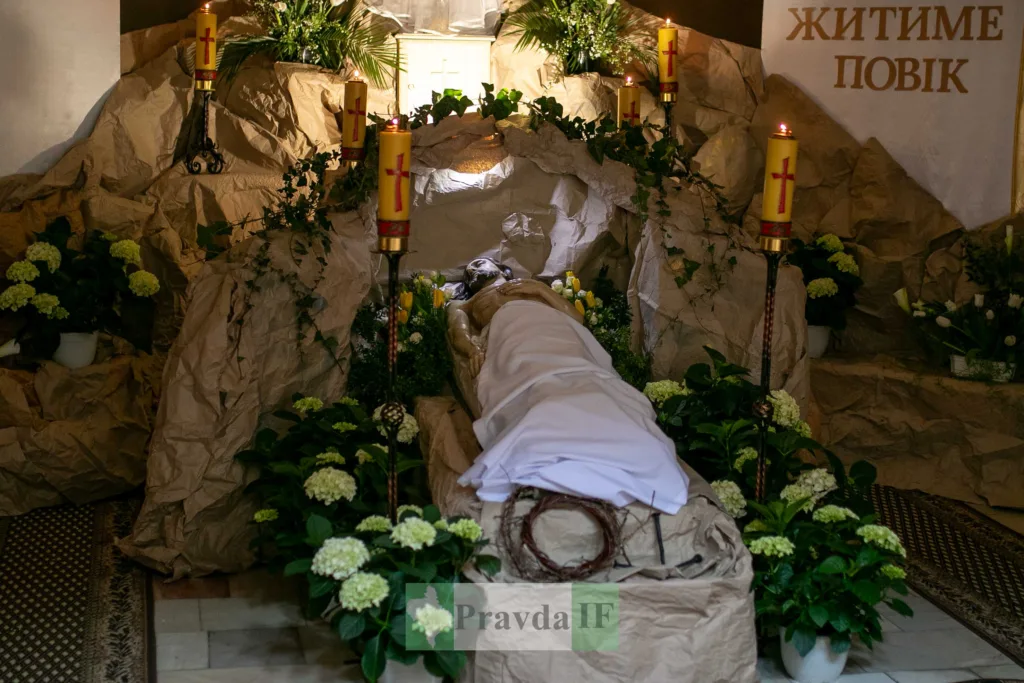 Гріб Ісуса з квітами та свічками на Великдень