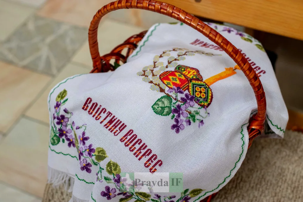 Великодній кошик з вишитим рушником