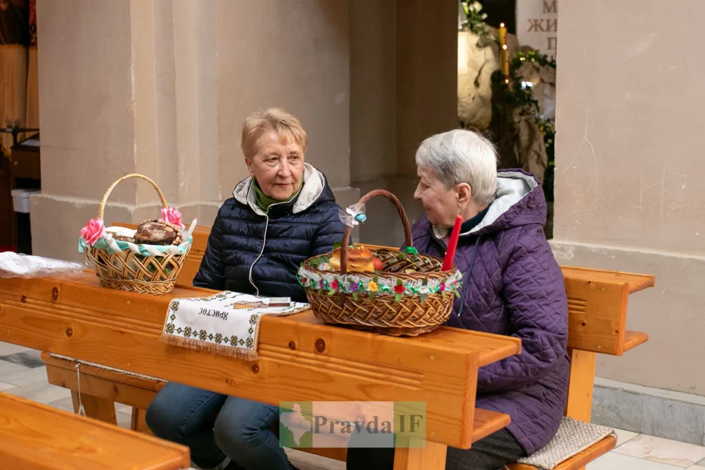 Жінки з великодніми кошиками в церкві