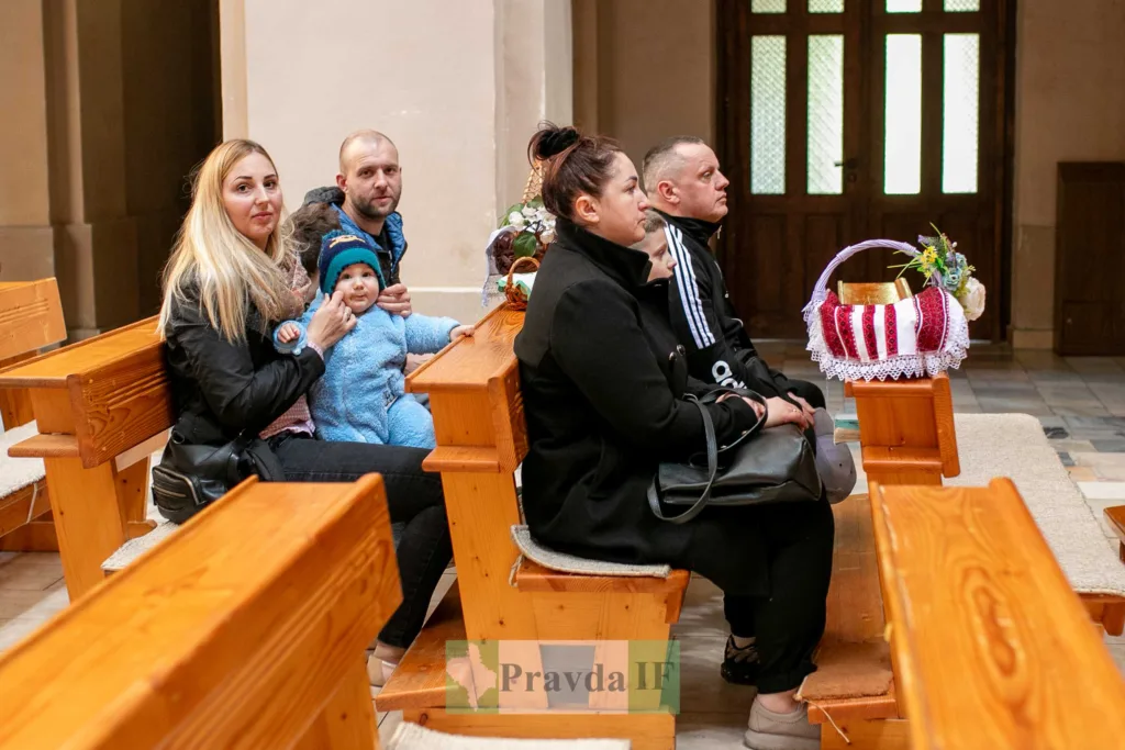 Люди сидять у церкві з великоднім кошиком