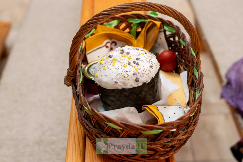 Великодній кошик з паскою та крашанками