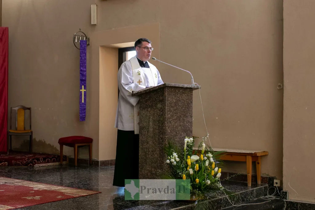 Священник проводить проповідь у церкві