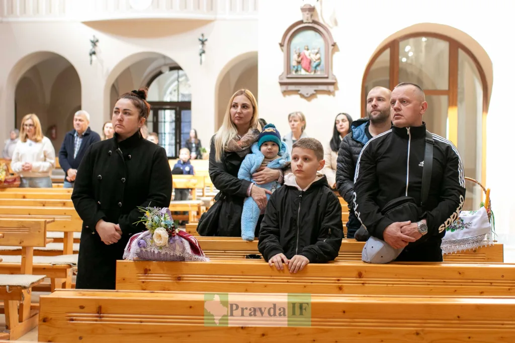 Люди моляться в церкві під час богослужіння