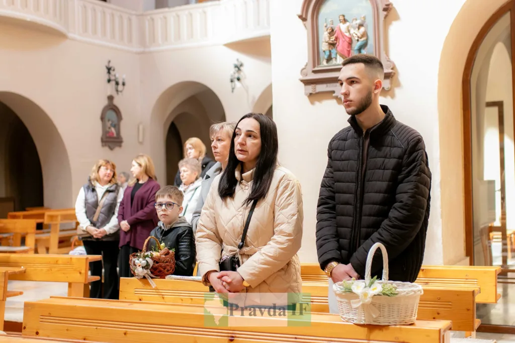 Люди моляться в церкві під час богослужіння