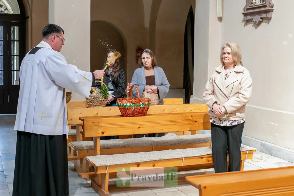 Освячення великодніх кошиків у церкві