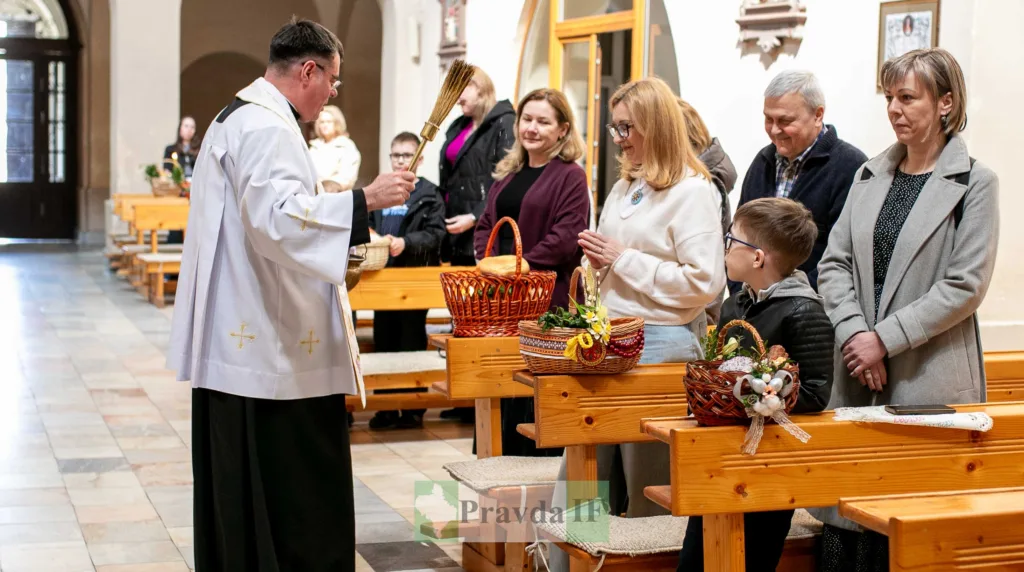 Освячення великодніх кошиків у церкві