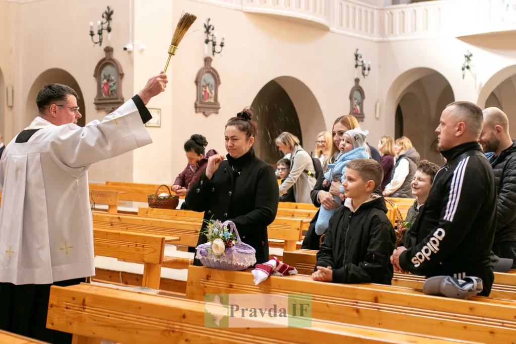 Священник освячує кошики у церкві на Великдень