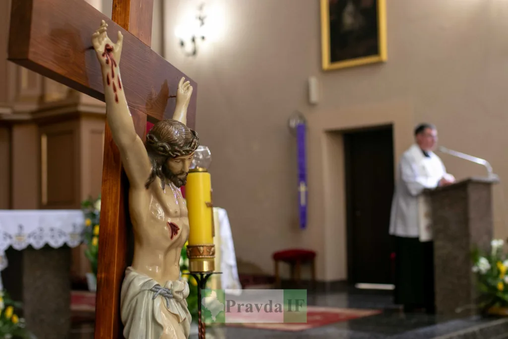 Священник проводить службу біля розп'яття в церкві