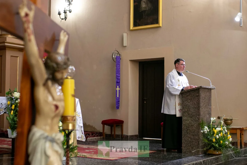 Священник проводить богослужіння у церкві біля вівтаря