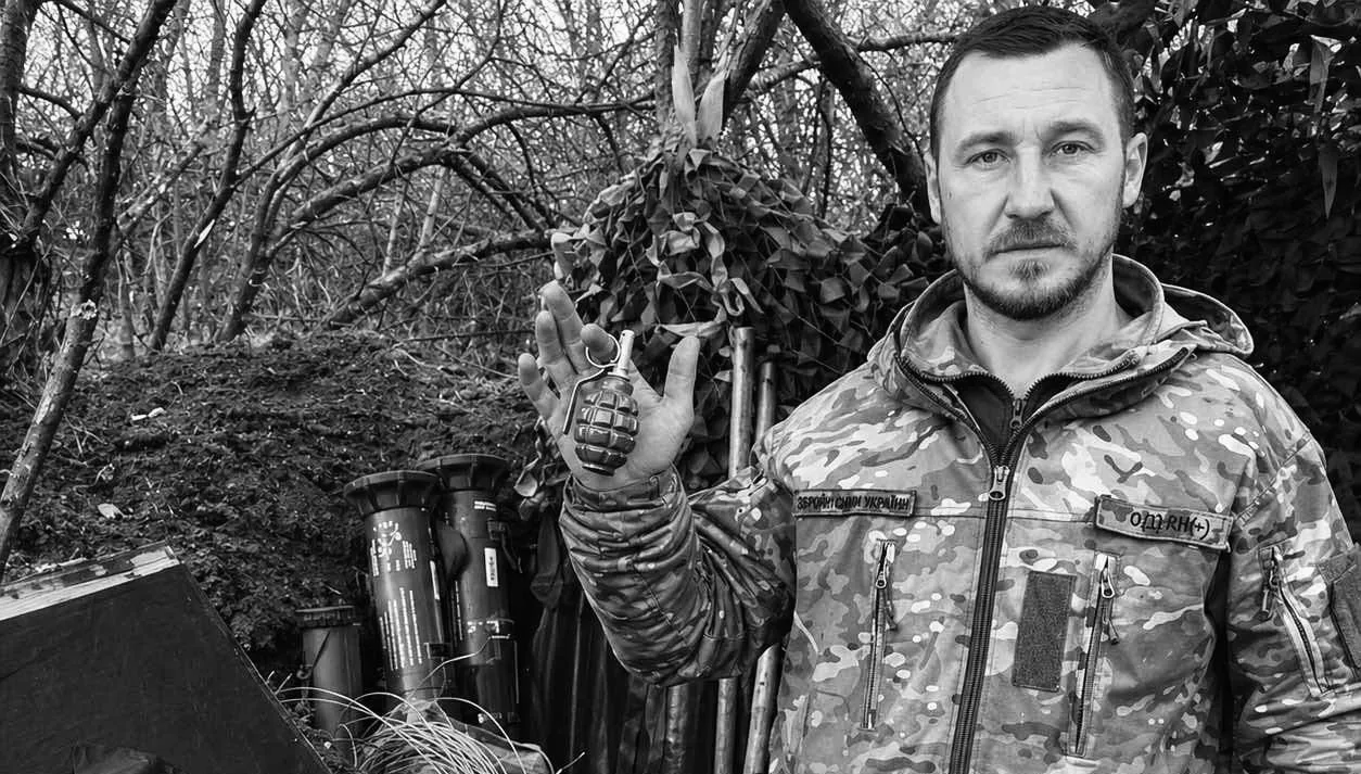 Український військовий тримає гранату в руці