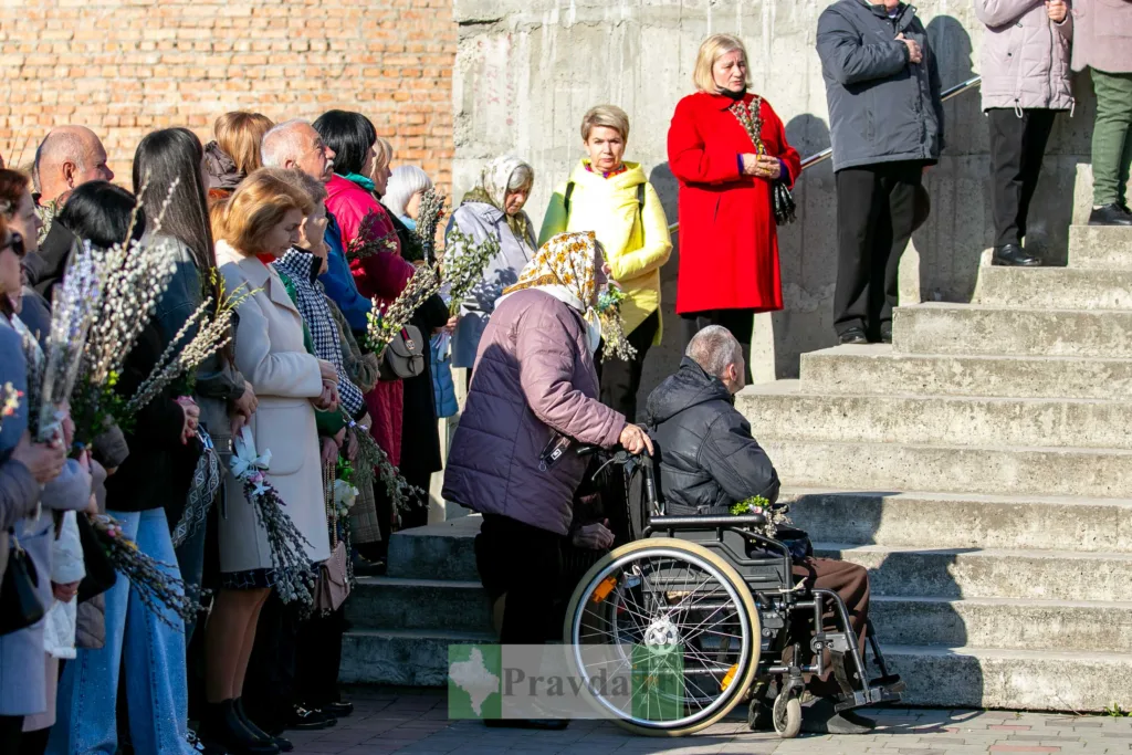 Люди з вербами на вуличній церемонії