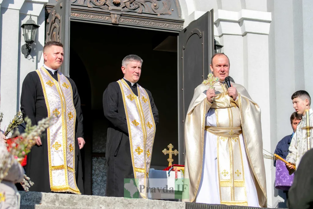 Священники проводять церковну службу біля храму