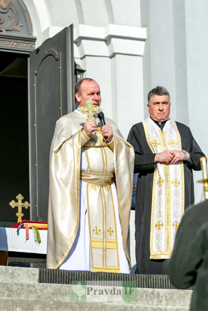 Священники проводять богослужіння біля церкви