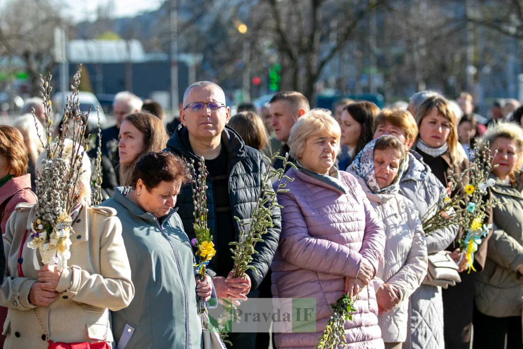 Люди з вербовими гілками на вулиці