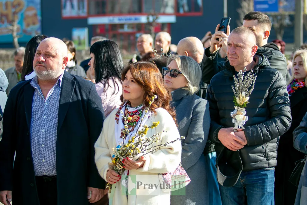 Люди тримають вербу на святковому заході