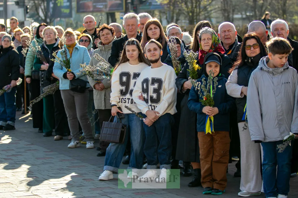 Люди з вербовими гілками на вуличному заході