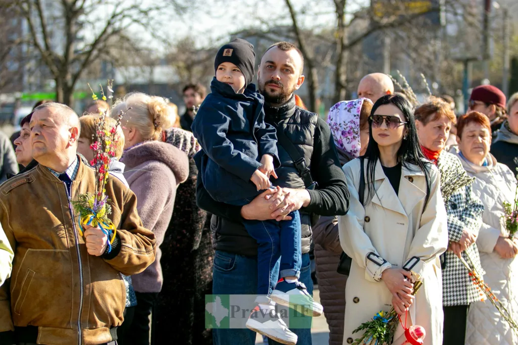 Люди з квітами на весняному вуличному заході