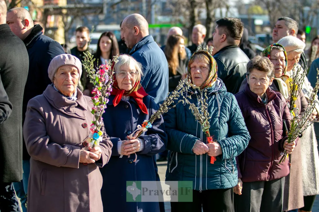 Люди святкують Вербну неділю з вербовими гілками