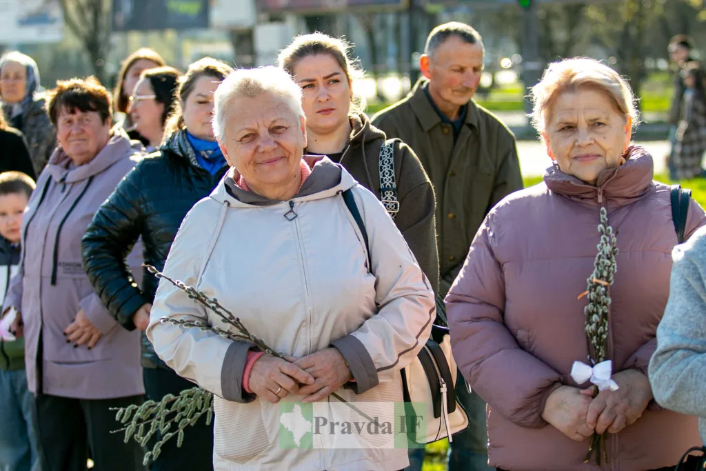 Люди святкують Вербну неділю на вулиці