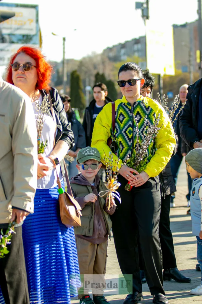 Люди з вербовими гілками святкують Вербну неділю