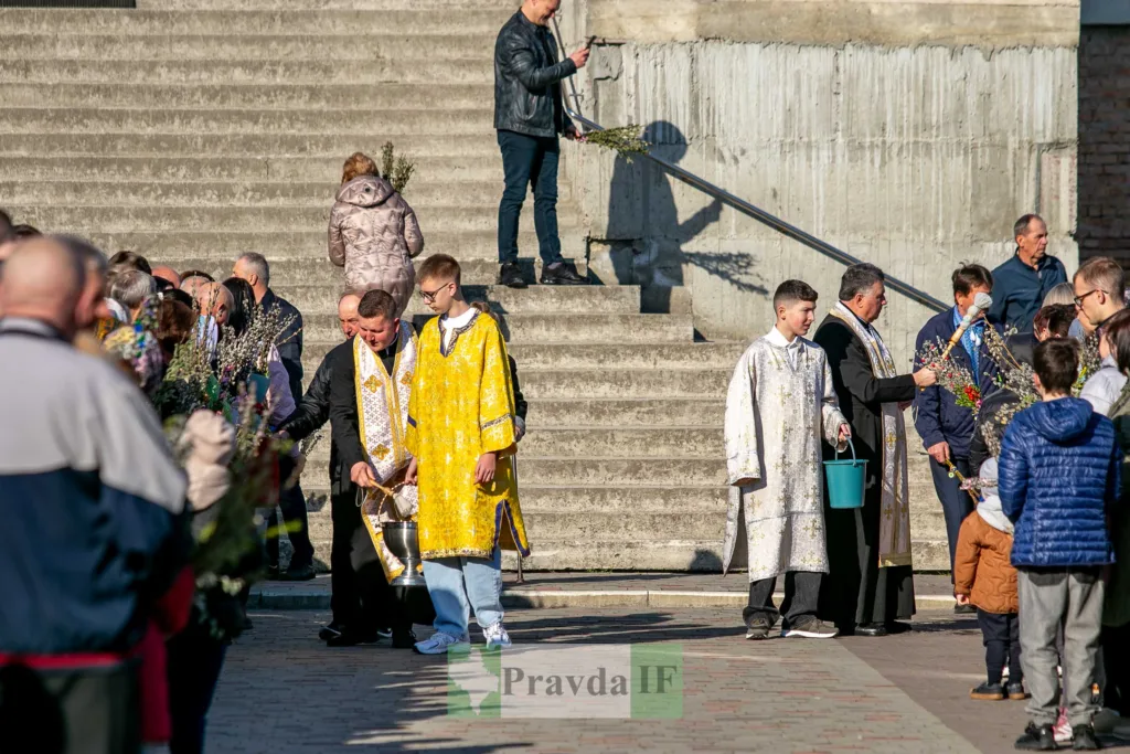 Освячення верби перед церквою на Вербну неділю