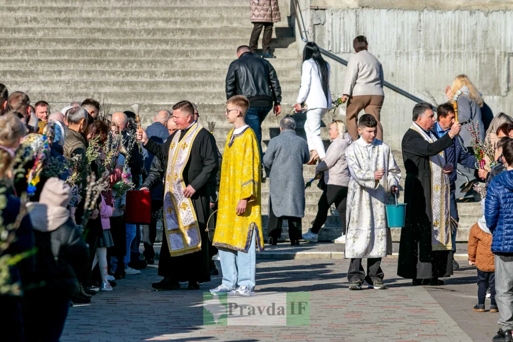 Священники освячують вірян перед сходами храму