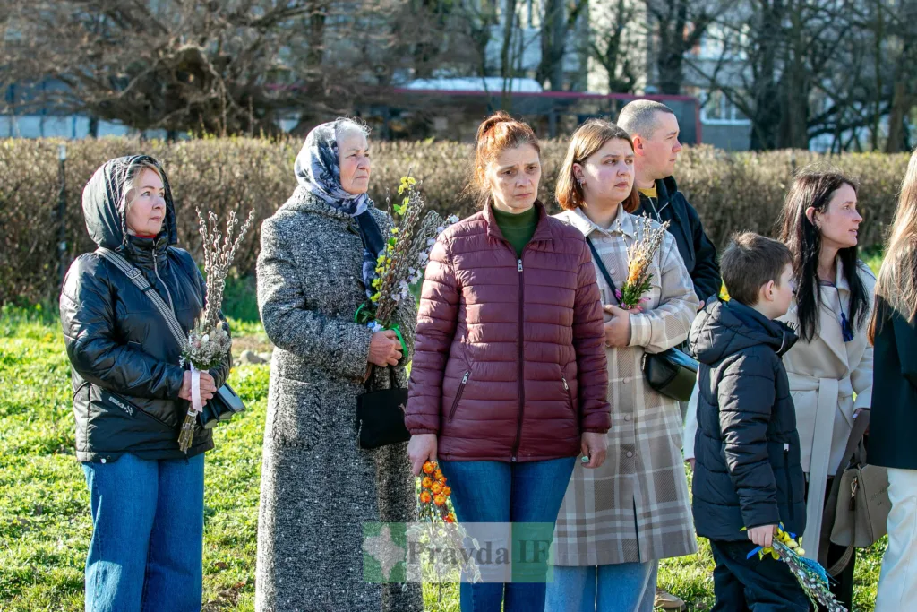 Люди з вербами на вулиці навесні