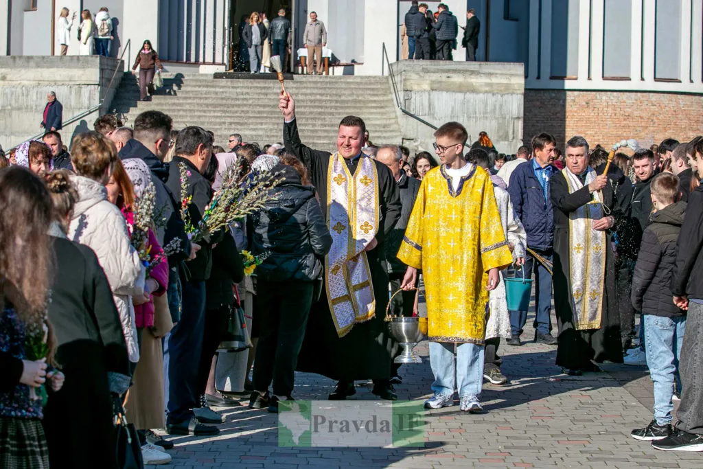 Свячення верби біля церкви на Вербну неділю
