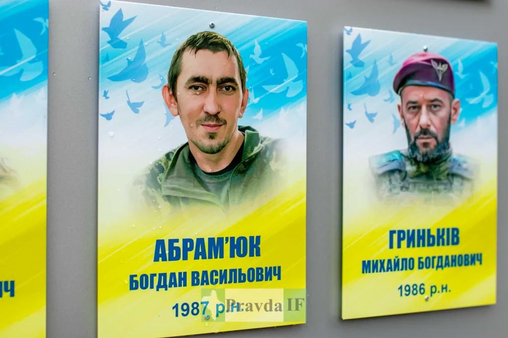 Портрети українських військових на пам’ятній стіні