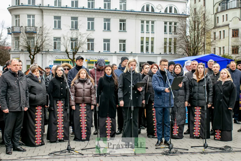 Хор виступає на вуличній події в місті