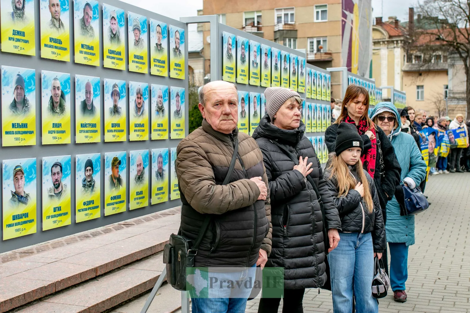 Люди вшановують загиблих героїв біля меморіалу