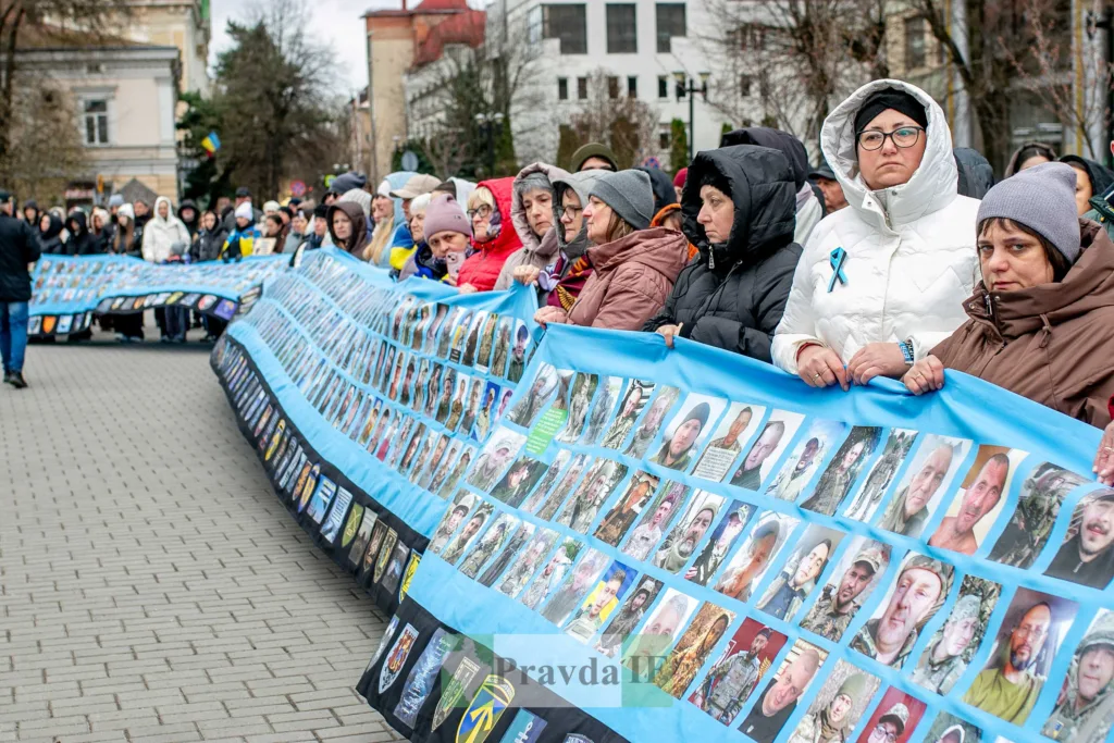 Мітинг із плакатами зниклих українських військових
