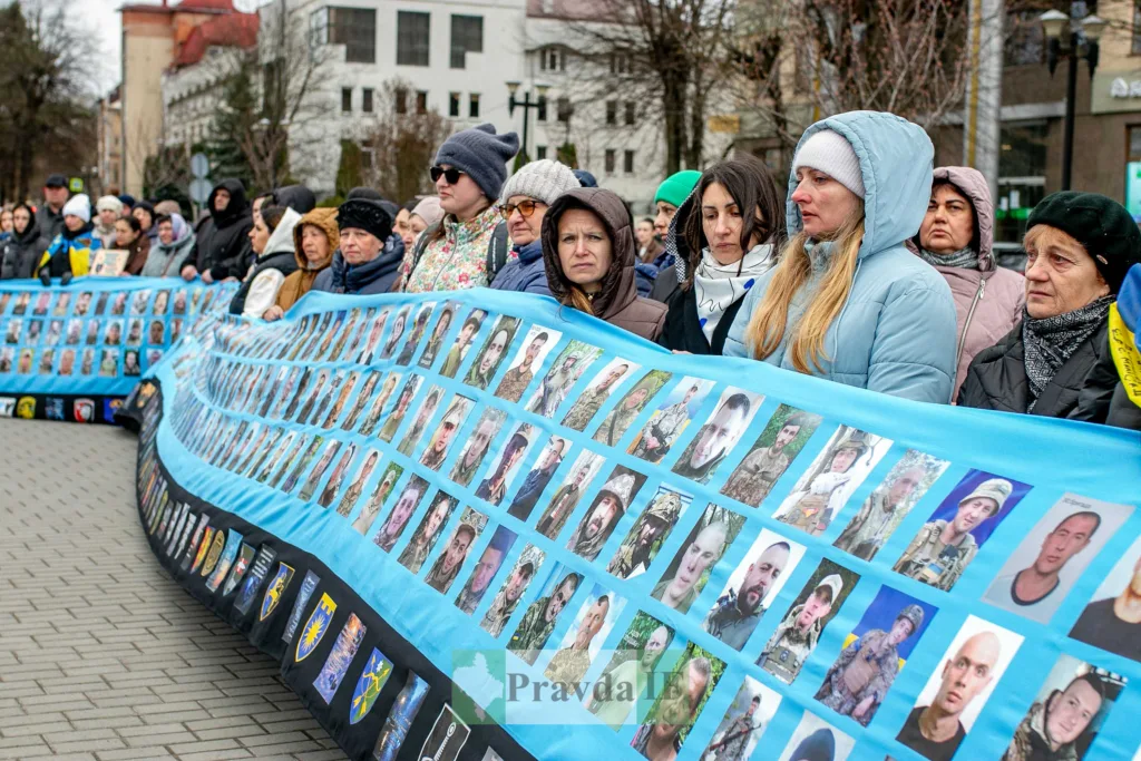 Мітинг із фотографіями зниклих або загиблих військових