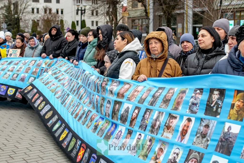 Мітинг з фотографіями українських військових на банері