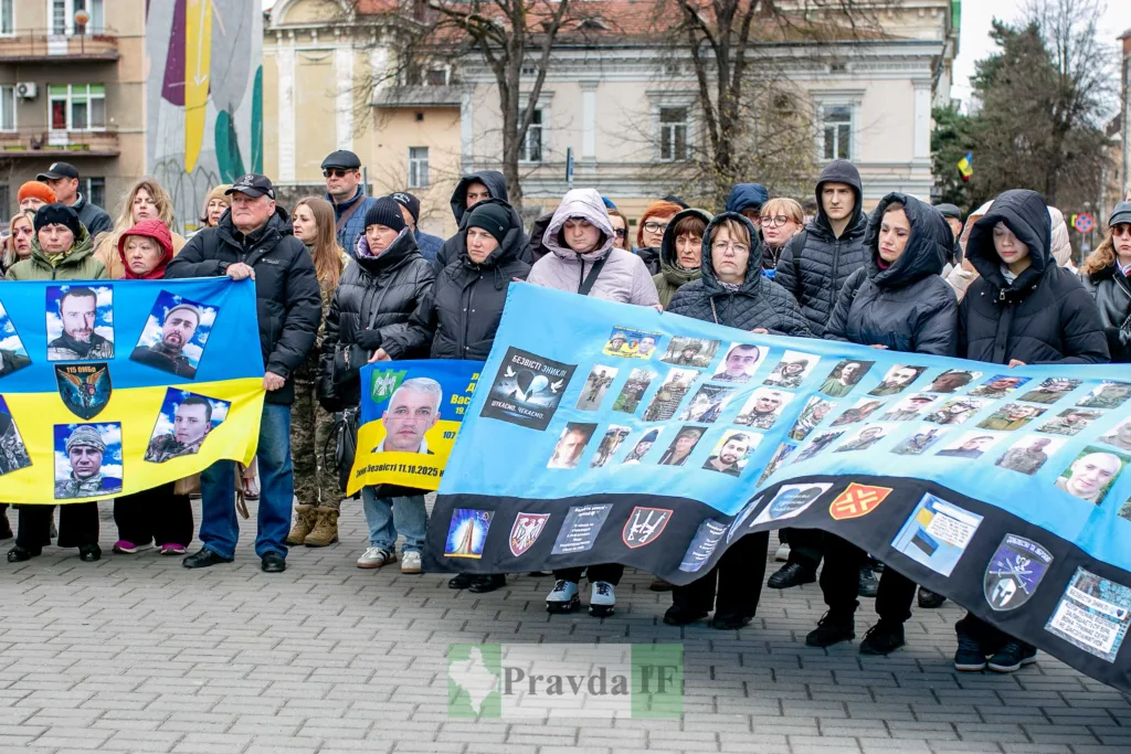 Мітинг з фото зниклих українських військових у місті