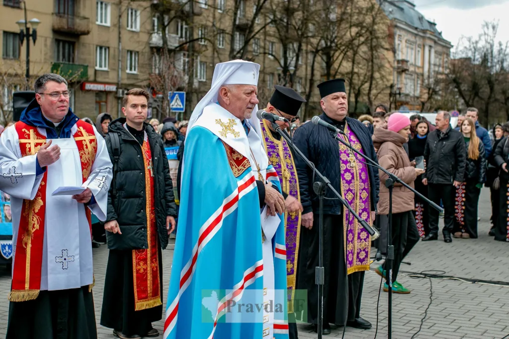 Священники проводять молебень на вулиці міста