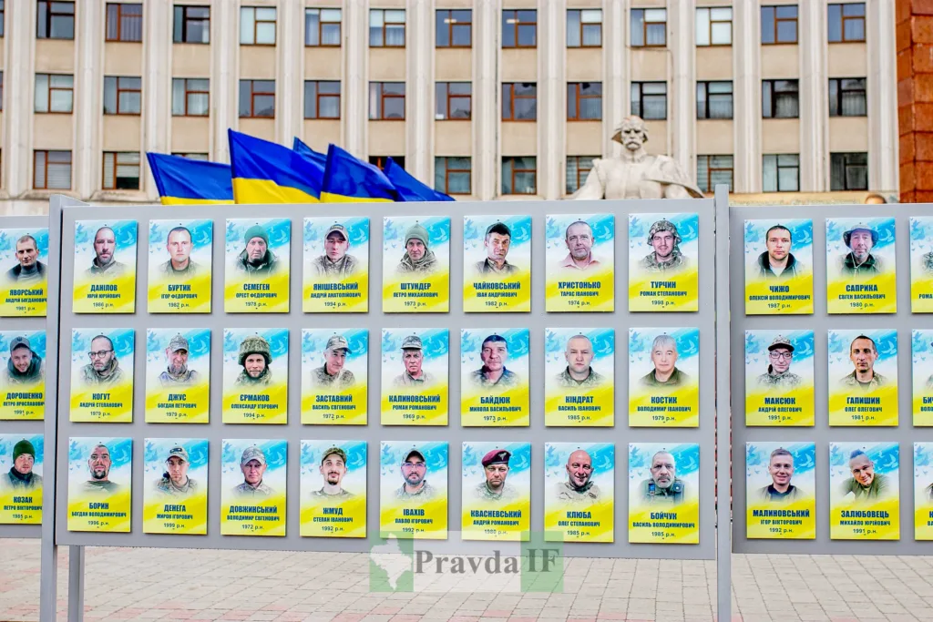 Меморіал полеглих українських воїнів перед прапорами України
