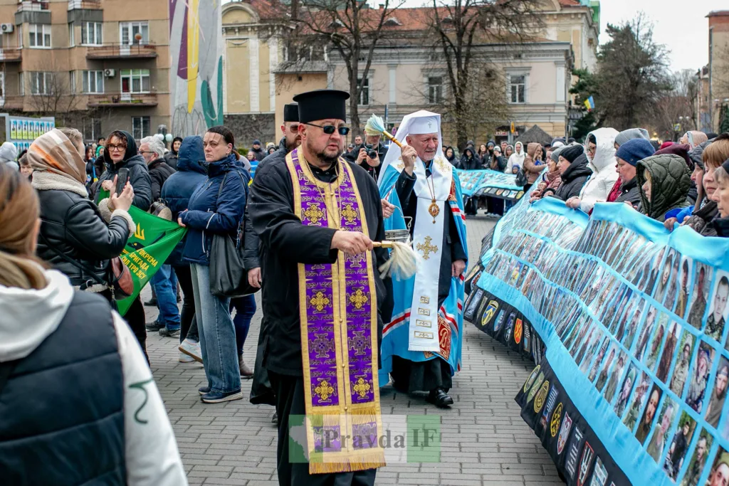Священники благословляють меморіал полеглих героїв на площі