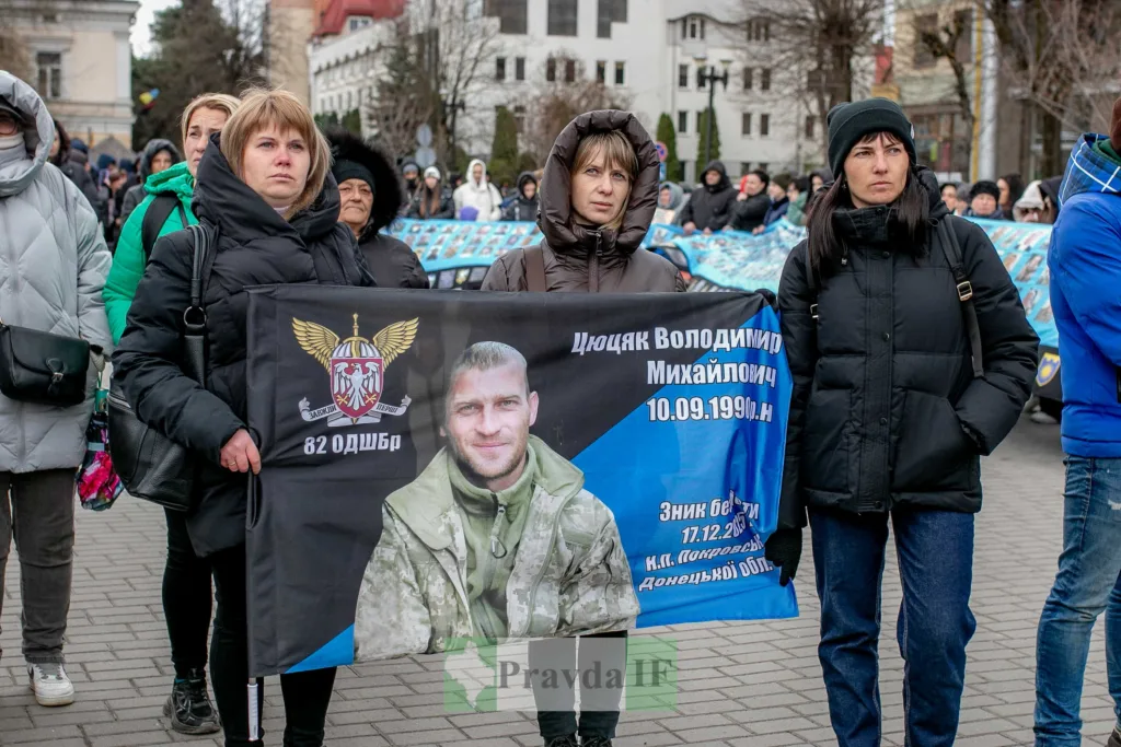 Люди тримають банер пам’яті українського військового
