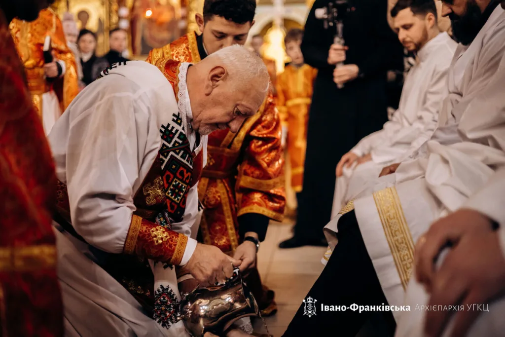 Обряд миття ніг у церкві Івано-Франківська
