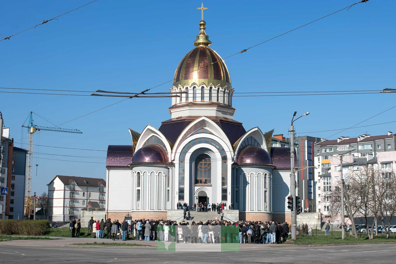 Сучасна православна церква з золотим куполом
