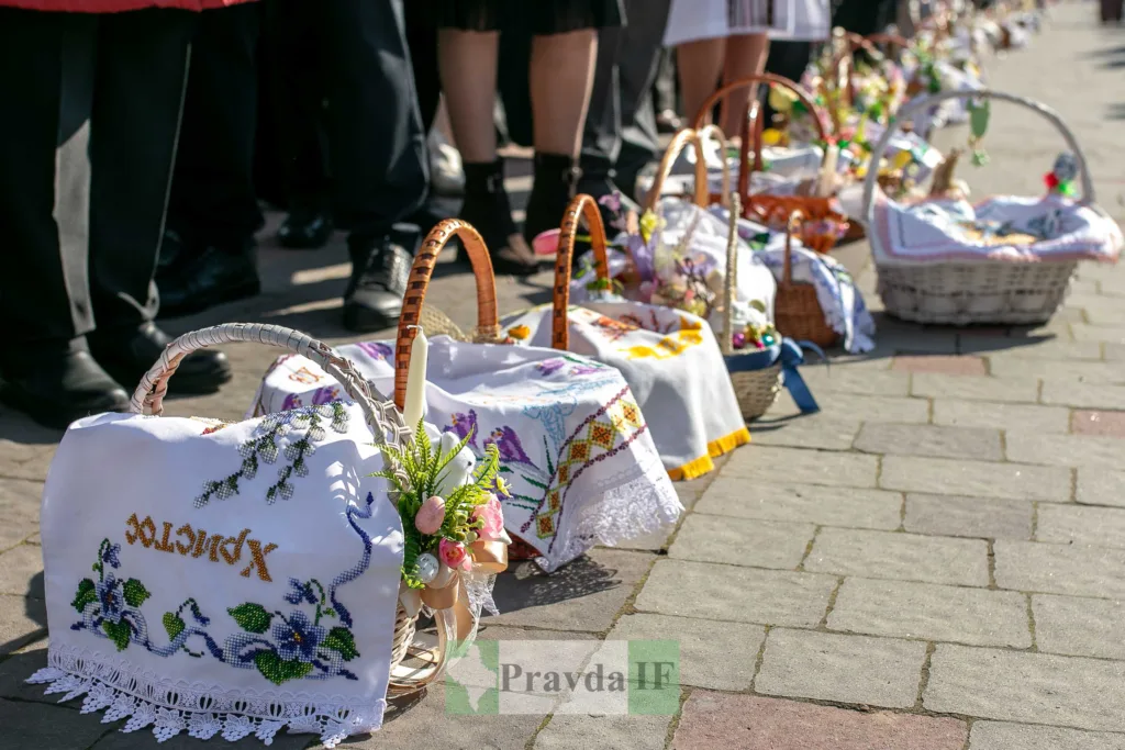 Великодні кошики на освяченні біля церкви