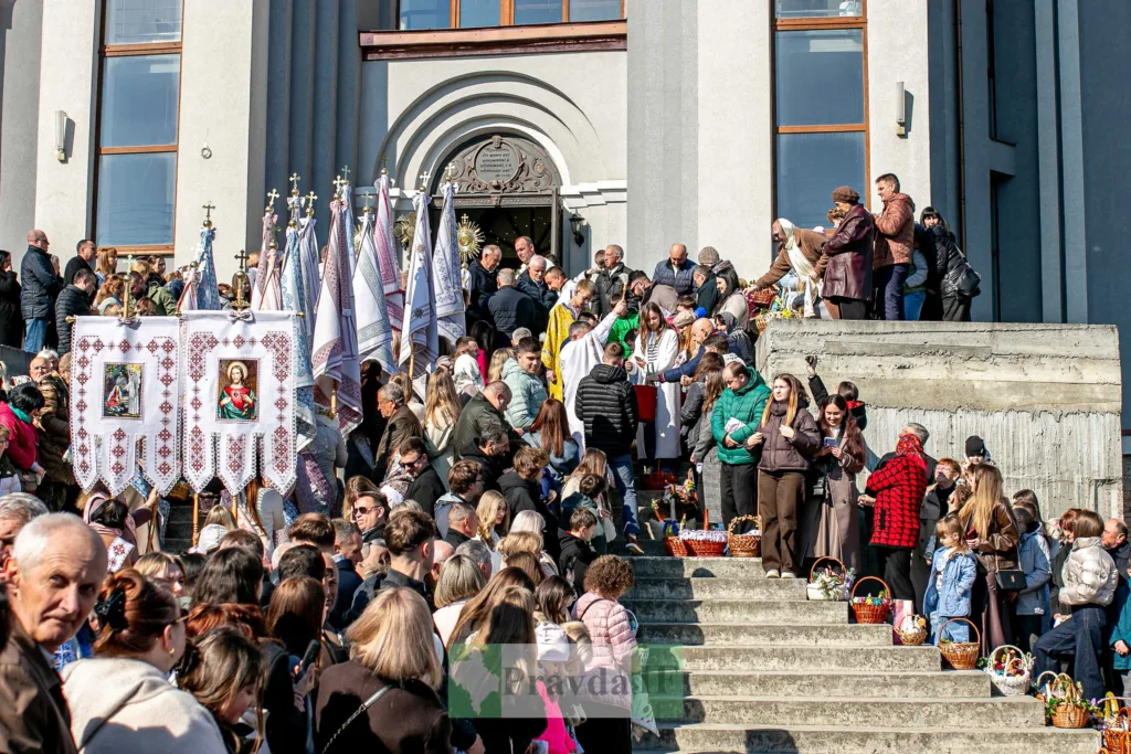 Люди святять великодні кошики біля церкви