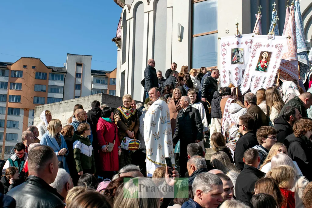 Віряни збираються біля церкви на великоднє богослужіння